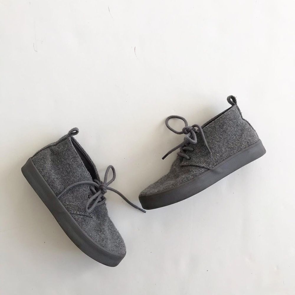 Gap kids gray lace up shoes EUC size 12